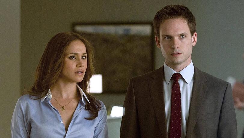 Patrick J. Adams mit Meghan Markle, der heutigen Herzogin von Sussex, in "Suits". Patrick J. Adams mit Meghan Markle, der heutigen Herzogin von Sussex, in "Suits".