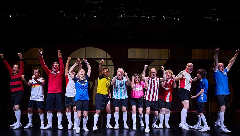 Bei dem Theaterst&uuml;ck wirken zehn B&uuml;rgerinnen und B&uuml;rger mit, die selbst Fu&szlig;ball spielen, FCN-Mitglied oder gro&szlig;e Fans sind. (Handout)