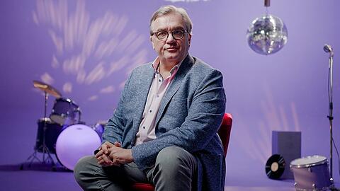 Hape Kerkeling erinnert sich in der Doku "70 Jahre ESC - More than Music".