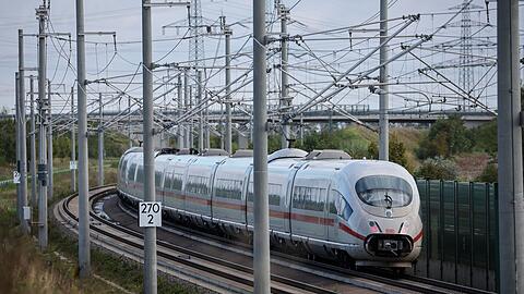 Die Bahn empfiehlt, in den Sommerferien einen Sitzplatz zu reservieren. (Archivbild)