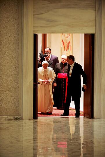 Die ersten Bilder nach der Rücktrittserklärung: Papst Benedikt XVI. (l.) kommt am Mittwoch (13.02.13) in die Audienzhalle Paolo VI im Vatikan zu seiner voraussichtlich letzten Generalaudienz.