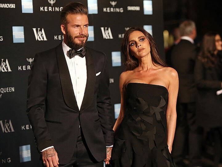 Wenn David (40) und Victoria Beckham (41) zusammen auf eine Veranstaltung gehen, dann ist die Garderobe stets perfekt gewählt. Hier besuchten sie im März die Alexander McQueen Savage Beauty Gala in London.