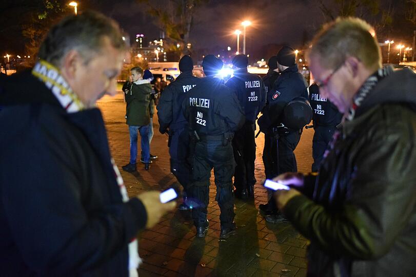 Das Fußball-Länderspiel in Hannover zwischen Deutschland und den Niederlanden ist am Dienstagabend abgesagt worden. Es bestand die Gefahr eines Sprengstoff-Anschlags. "Wir haben konkrete Hinweise gehabt, dass jemand im Stadion einen Sprengsatz zünden wollte", sagte Hannovers Polizeipräsident Volker Kluwe. Die Bilder...