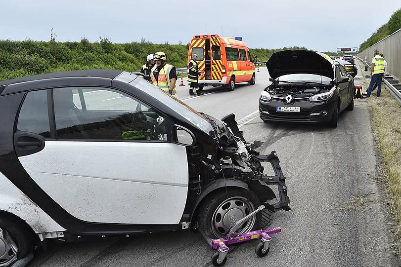 Schwerer Unfall auf der A94: Ein Mercedes-Sportwagen schoss einen Renault ab. Die Bilder von der Unfallstelle!