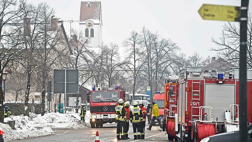 Schwere Aufgabe für die Feuerwehr in Putzbrunn: Weil der Hauptbrandherd auf der Rückseite des Hauses lag, mussten Einsatzkräfte zum Löschen mit einer Rettungsbühne über das Dach gehoben werden.