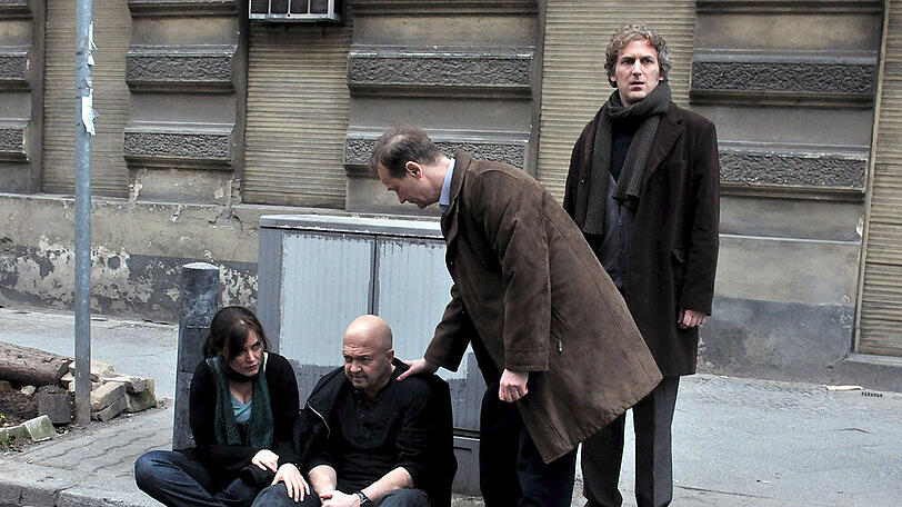 "Ein starkes Team: Gnadenlos": Verena (Maja Maranow, l.), Reddemann (Arnfried Lerche, 2.v.r.) und Ben (Kai Lentrodt, r.) bemühen sich um Otto (Florian Martens, 2.v.l.), der unter Schock steht