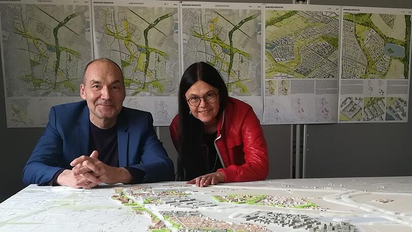 Markus Allmann, Vorsitzender des Preisgerichts zusammen mit Stadtbaurätin Elisabeth Merk vor einem Modell des Siegerentwurfs.