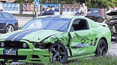 Bei einem Unfall in Obersendling wurden ein Ford Mustang und ein Audi schwer beschädigt. Die Fotos von der Unfallstelle.