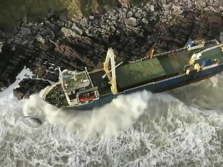 Die MV Alta an der Küste der Grafschaft Cork.