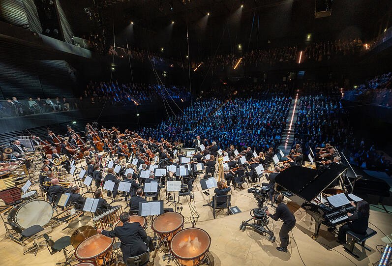 Die Münchner Philharmoniker spielen unter der Leitung von Dirigent Valery Gergiev zur Eröffnung der Isarphilharmonie im Orchestersaal. Der Bau dient dem renommierten Orchester als Interimsspielstätte während der mehrjährigen Sanierung des Kulturzentrums Gasteig.