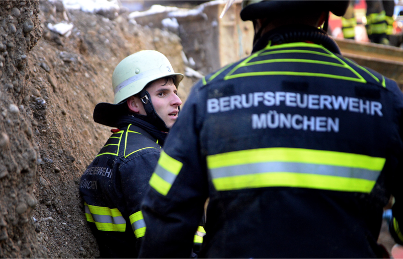 Die Münchner Feuerwehr musste am Donnerstagnachmittag einen verschütteten Bauarbeiter ausgraben.