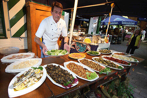 Grill-Chef Friedrich Zeilmann präsentiert das Salat-Buffet, das wegen der frischen Zutaten und der Vielfältigkeit keine Wünsche offen lässt.