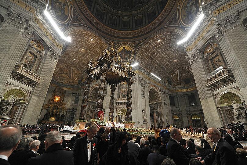 Papst Franziskus feiert im Petersdom in Rom erstmals die Christmette - die Bilder.