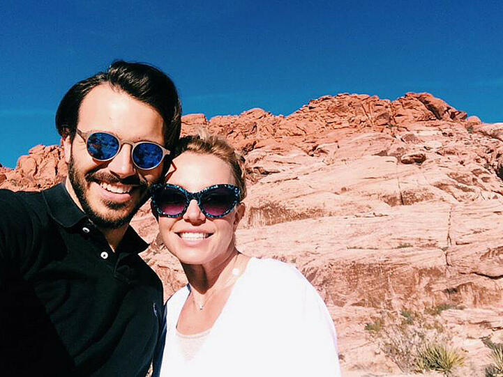 Strahlendes Selfie: Britney Spears (r.) neben Charlie Ebersol (l.)