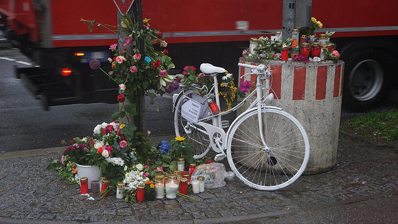 Rund 250 Menschen haben am Dienstagabend um den getöteten Elfjährigen getrauert. Die emotionalen Bilder.