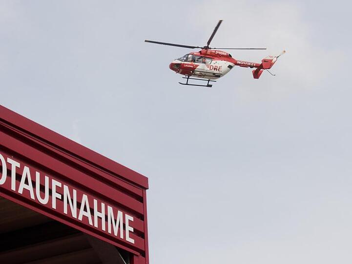 Ein Rettungshubschrauber startet an der Notaufnahme. Foto: Julian Stratenschulte/Archivbild