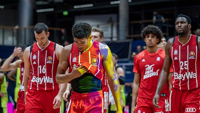 "Wir sind verärgert und sehr enttäuscht", sagt Trinchieri über den Pokal-Patzer der Bayern-Basketballer um Baldwin (2.v.l.).