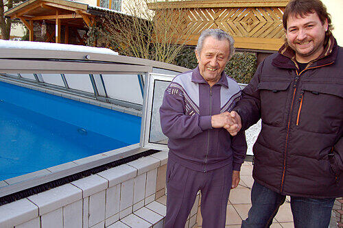 Otto Napral (86) bedankt sich herzlich bei seinem Retter Steffen Vogler.