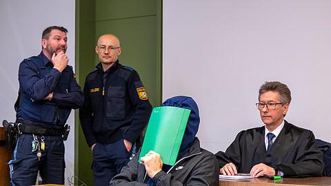 Vor Prozessbeginn: der Angeklagte mit seinem Verteidiger Uwe Paschertz im Landgericht München II.
