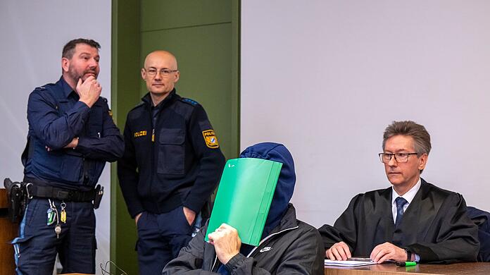 Vor Prozessbeginn: der Angeklagte mit seinem Verteidiger Uwe Paschertz im Landgericht München II.