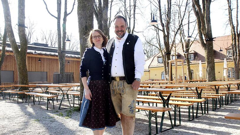 Das Wirtepaar: Pamela und Till Weiß stehen im Biergarten ihres Gutshof Menterschwaige. Der erstrahlt nach langer Pause in neuem Glanz.