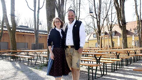Das Wirtepaar: Pamela und Till Weiß stehen im Biergarten ihres Gutshof Menterschwaige. Der erstrahlt nach langer Pause in neuem Glanz.
