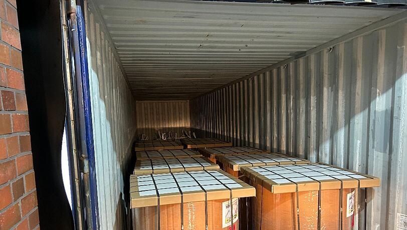 Im Inneren der Papierrollen waren 400 Pakete mit Heroin versteckt, die der Zoll bei einer Röntgenkontrolle im Hamburger Hafen entdeckte. Im Inneren der Papierrollen waren 400 Pakete mit Heroin versteckt, die der Zoll bei einer Röntgenkontrolle im Hamburger Hafen entdeckte.