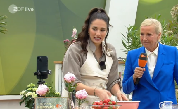YouTuberin Sally &Ouml;zcan backte im "ZDF-Fernsehgarten" &ouml;sterreichische Buchteln.