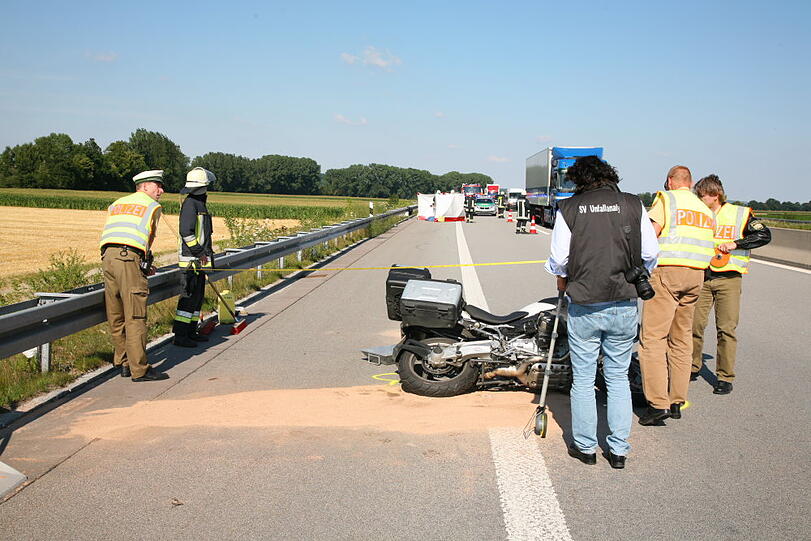 Schwerer Motorradunfall auf der A94 Richtung München: Ein 48-jähriger Motorradfahrer kommt ins Schleudern und stürzt. Er verletzt sich so schwer, dass er noch vor Ort stirbt.