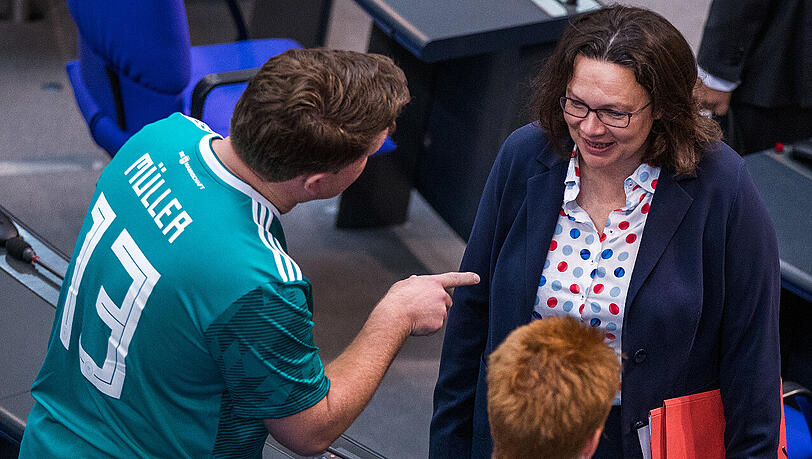 14. Juni 2018: Florian Post, bayerischer SPD-Bundestagsabgeordneter, spricht in einem Fußball-Trikot des Nationalspielers Thomas Müller vor Sitzungsbeginn mit Andrea Nahles, der damaligen Fraktionsvorsitzenden der SPD im Bundestag. 14. Juni 2018: Florian Post, bayerischer SPD-Bundestagsabgeordneter, spricht in einem Fußball-Trikot des Nationalspielers Thomas Müller vor Sitzungsbeginn mit Andrea Nahles, der damaligen Fraktionsvorsitzenden der SPD im Bundestag.