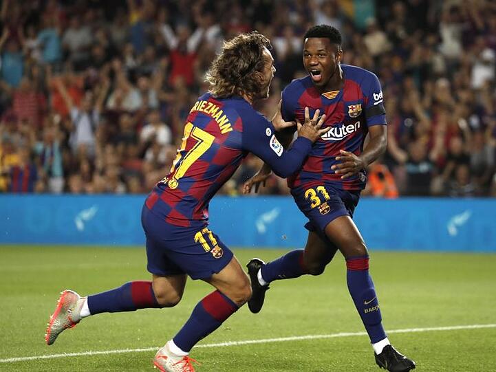 Barcelonas Ansu Fati (r) jubelt mit seinem Teamkollegen Antoine Griezmann, nachdem er das erste Tor erzielt hat.