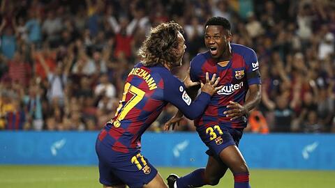 Barcelonas Ansu Fati (r) jubelt mit seinem Teamkollegen Antoine Griezmann, nachdem er das erste Tor erzielt hat.