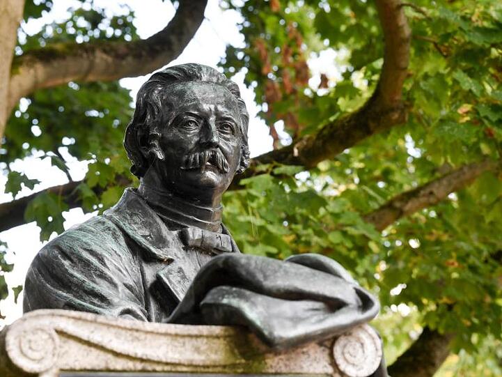 Rastender Wanderer mit Stock und Hut: Theodor Fontane als Denkmal in Neuruppin.