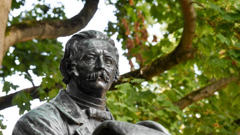 Rastender Wanderer mit Stock und Hut: Theodor Fontane als Denkmal in Neuruppin. Rastender Wanderer mit Stock und Hut: Theodor Fontane als Denkmal in Neuruppin.