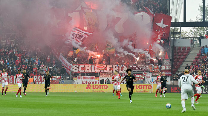 Pyrotechnik im Bayern-Block beim Spiel in Mainz.