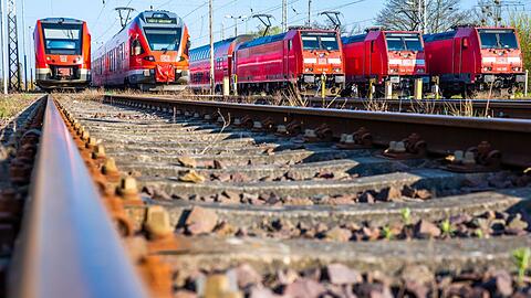 Personenzüge der Deutschen Bahn stehen auf Abstellgleisen.