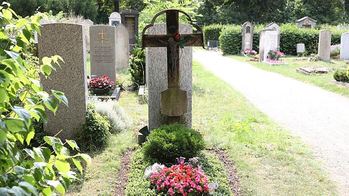 Die Pflanzen am Grab von Rosl Mayr am Ostfriedhof werden von einer Gärtnerei gepflegt. Es handelt sich um ein Ehrengrab der Stadt München. Das Holzkreuz ist in keinem guten Zustand. Die Inschrift ist kaum mehr zu entziffern. Über das unleserliche Geburtsdatum wäre Rosl Mayr wohl nicht unglücklich. Darum hat sie zu Lebzeiten stets ein Geheimnis gemacht.