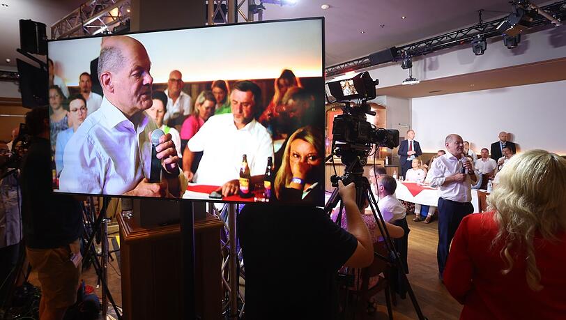 Bundeskanzler Olaf Scholz während des Bürgergesprächs im Paulaner am Nockherberg.