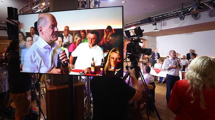 Bundeskanzler Olaf Scholz während des Bürgergesprächs im Paulaner am Nockherberg.