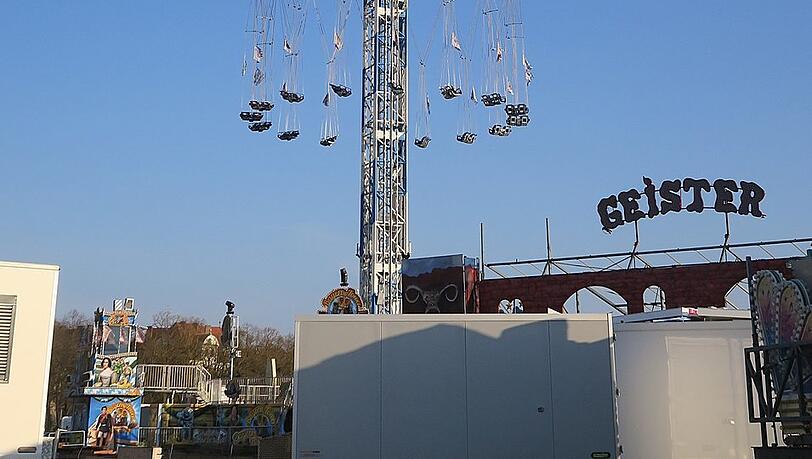 Der 90 Meter hohe Bayern Tower mit seinen 16 Gondeln. Der 90 Meter hohe Bayern Tower mit seinen 16 Gondeln.
