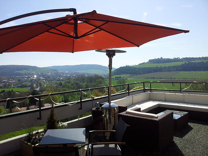 Auf der sonnigen Dachterrasse haben Sie einen Blick über das Liebliche Taubertal.