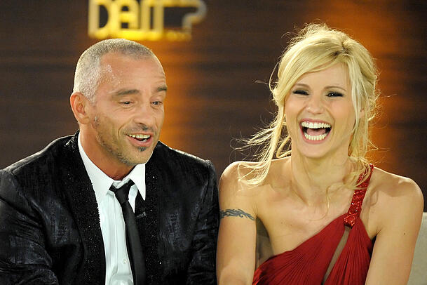 Der Popsänger Eros Ramazzotti sitzt mit seiner Ex-Frau, der Co-Moderatorin Michelle Hunziker, am lachend in der ZDF-Show "Wetten, dass..?". Das Paar war von 1998 bis 2009 verheiratet und ist nach wie vor eng freundschaftlich verbunden. Der Popsänger Eros Ramazzotti sitzt mit seiner Ex-Frau, der Co-Moderatorin Michelle Hunziker, am lachend in der ZDF-Show "Wetten, dass..?". Das Paar war von 1998 bis 2009 verheiratet und ist nach wie vor eng freundschaftlich verbunden.