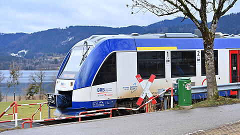 Ein Zug der BRB f&auml;hrt in Gmund &uuml;ber einen Bahn&uuml;bergang.
