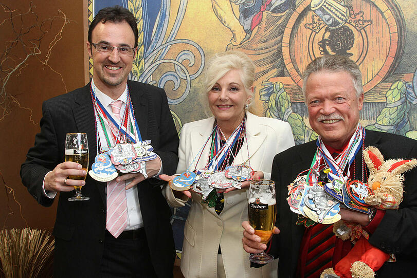 Aha! Jörg Träger, Gabriele Leroch und Karl-Heinz Wöhrle (v. li.) brechen unter der Last der verliehenen Orden fast zusammen.