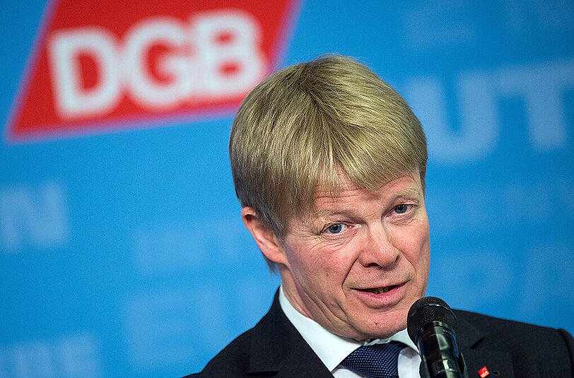 Flüchtlinge: DGB-Chef Reiner Hoffmann fordert mehr Unterstützung des Bundes für die Kommunen.