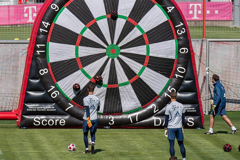 Die Bayern-Stars durften sich am Donnerstag beim Fußball-Darts beweisen - und hatten sichtlich Spaß.