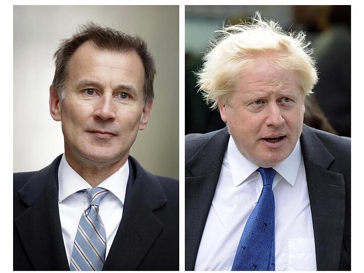 Außenminister Jeremy Hunt (l) und sein Amtsvorgänger Boris Johnson müssen sich nun dem Votum der 160.000 Parteimitglieder stellen.