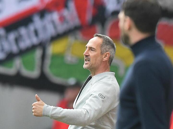 Adi Hütter (l), Trainer von Eintracht Frankfurt gestikuliert an der Seitenlinie neben dem Trainer von Mainz 05. Foto: Silas Stein/Archiv