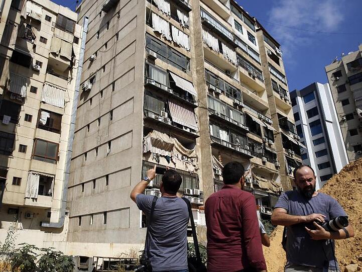 Journalisten fotografieren in Beirut das Gebäude, in dem ein Medienbüro der Hisbollah-Miliz durch eine abgestürzte Drohne beschädigt wurde.