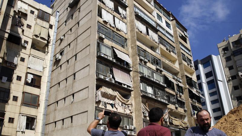 Journalisten fotografieren in Beirut das Gebäude, in dem ein Medienbüro der Hisbollah-Miliz durch eine abgestürzte Drohne beschädigt wurde. Journalisten fotografieren in Beirut das Gebäude, in dem ein Medienbüro der Hisbollah-Miliz durch eine abgestürzte Drohne beschädigt wurde.